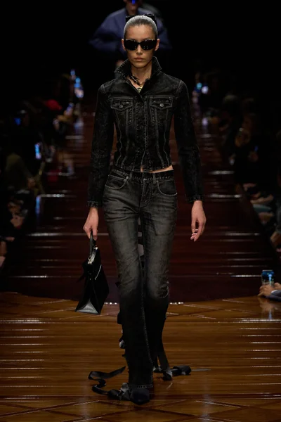 Look 15